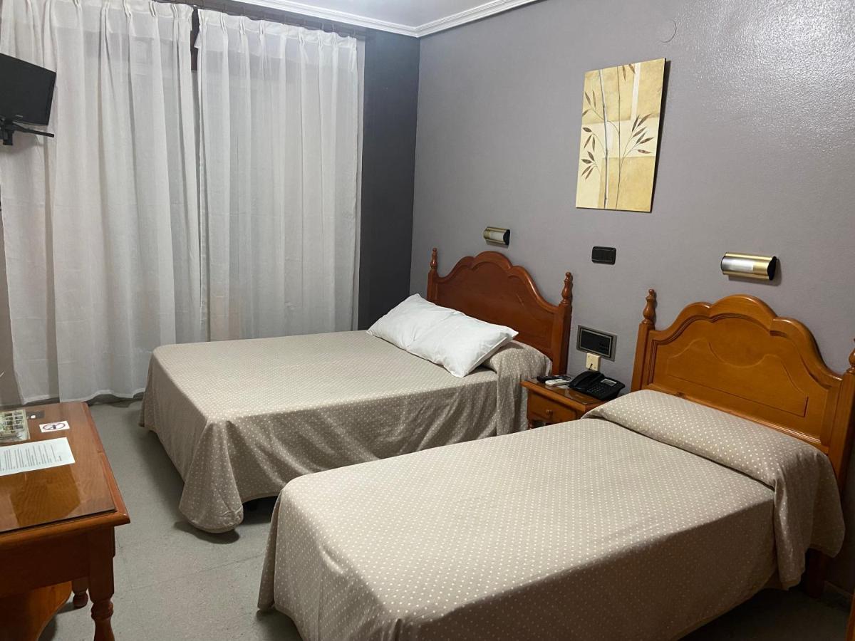 Hotel Lusitania, Centro Ciudad, Parking Privado เมรีดา ภายนอก รูปภาพ