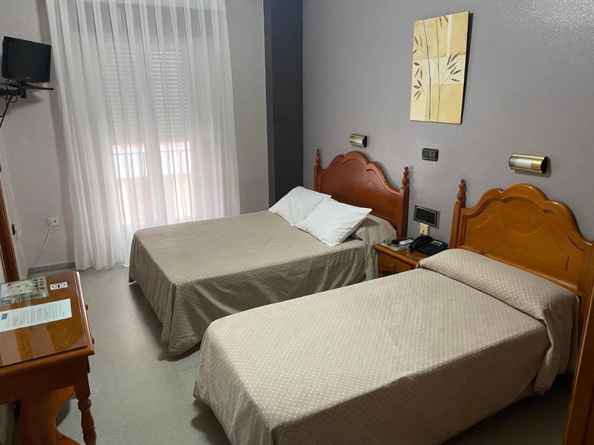 Hotel Lusitania, Centro Ciudad, Parking Privado เมรีดา ภายนอก รูปภาพ