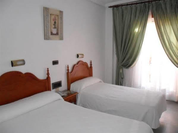 Hotel Lusitania, Centro Ciudad, Parking Privado เมรีดา ภายนอก รูปภาพ