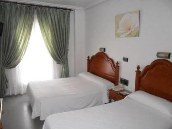 Hotel Lusitania, Centro Ciudad, Parking Privado เมรีดา ภายนอก รูปภาพ