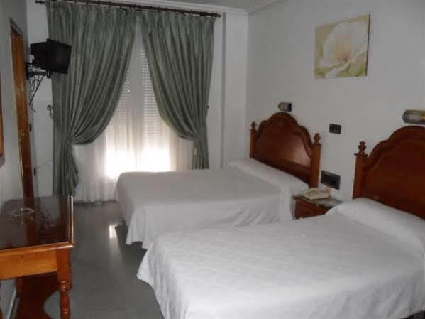 Hotel Lusitania, Centro Ciudad, Parking Privado เมรีดา ภายนอก รูปภาพ