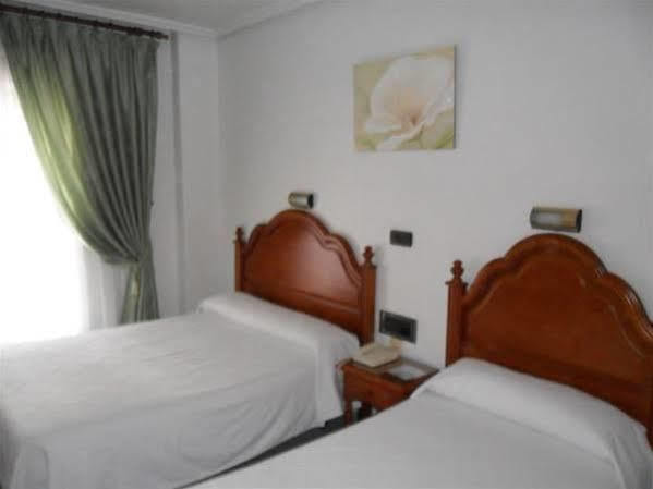 Hotel Lusitania, Centro Ciudad, Parking Privado เมรีดา ภายนอก รูปภาพ